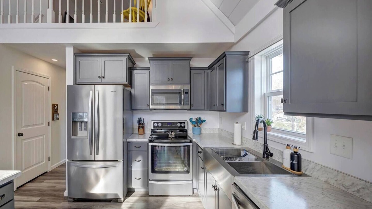 Unionville House | Lake House kid-friendly, arcade room, bunk beds, trampoline, firepit, large deck
