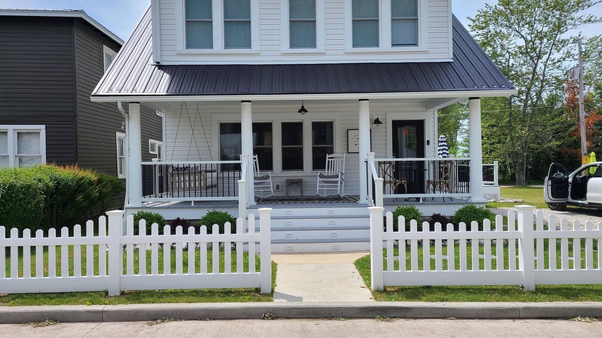 Geneva-on-the-Lake House | Lake House located in the heart of The Strip.