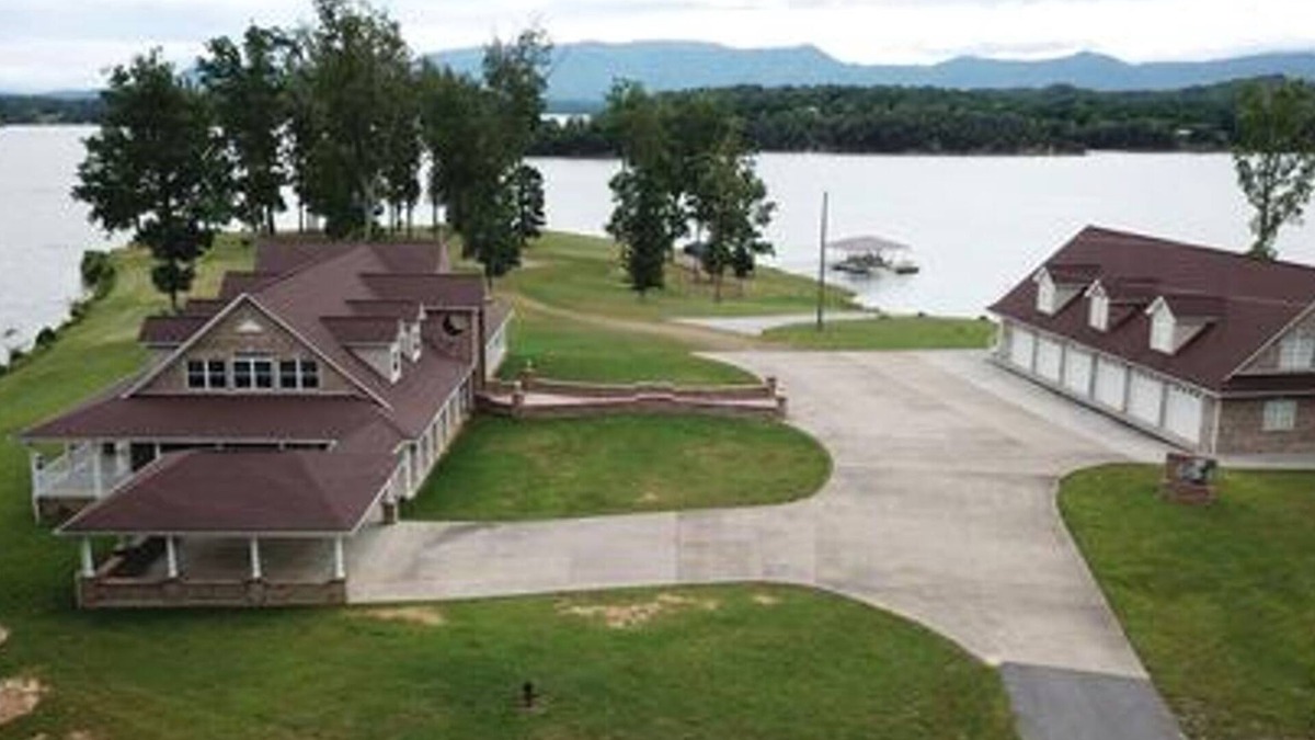 Sevierville House | "LAKE HOUSE" On 7 Acres Of Douglas Lake With A Private Boat Ramp & Private Dock!