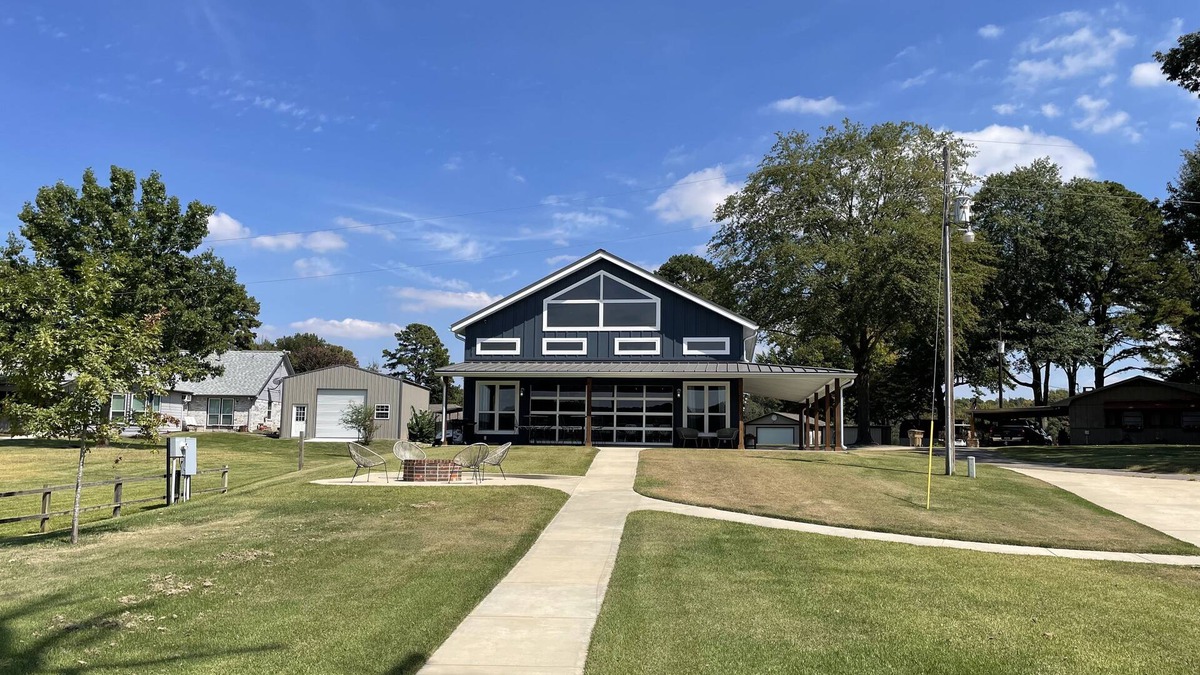 Mount Pleasant House | Lake House on Bob Sandlin