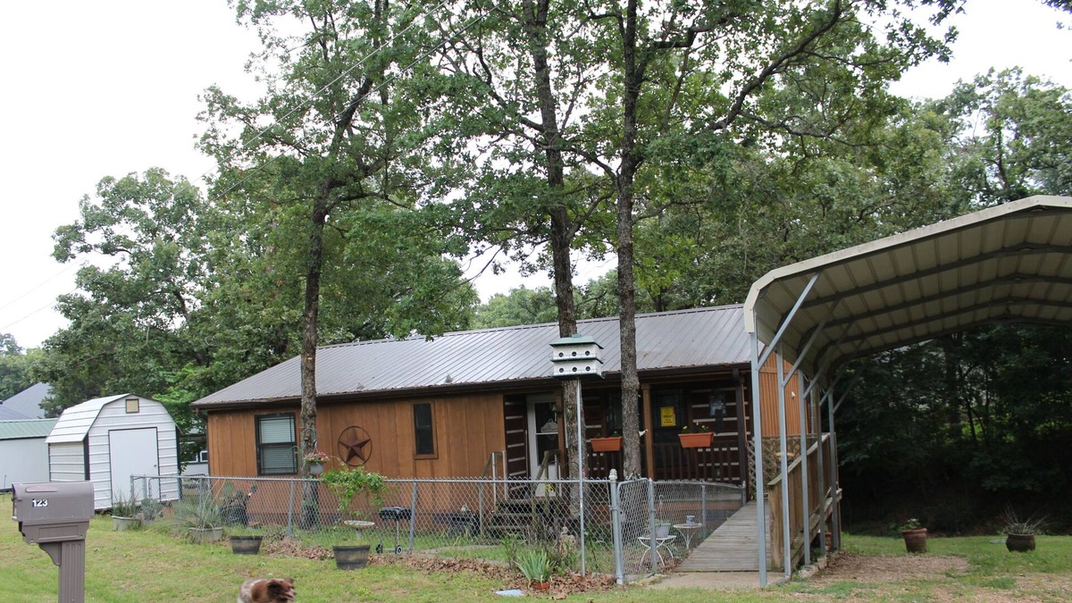 Enchanted Oaks House | Lake House on Cedar Creek Lake with Bumper pool / Poker table.