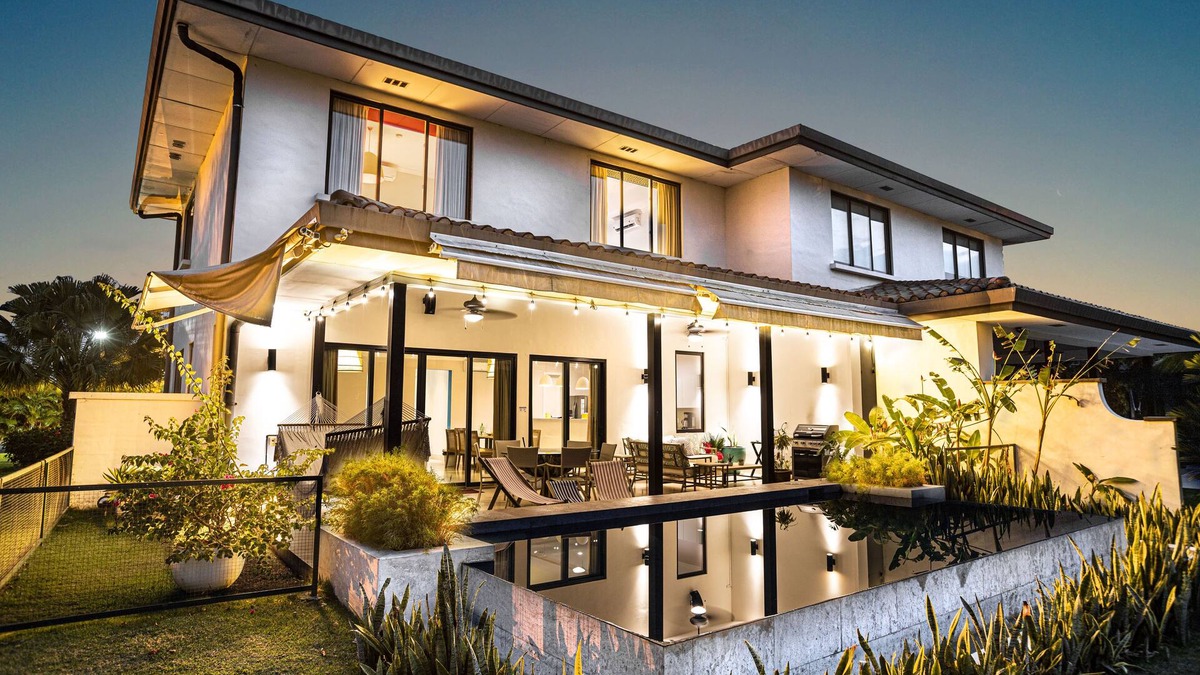 Playa Blanca House | Lake House - Private Pool - King Bed - Sleeps 14