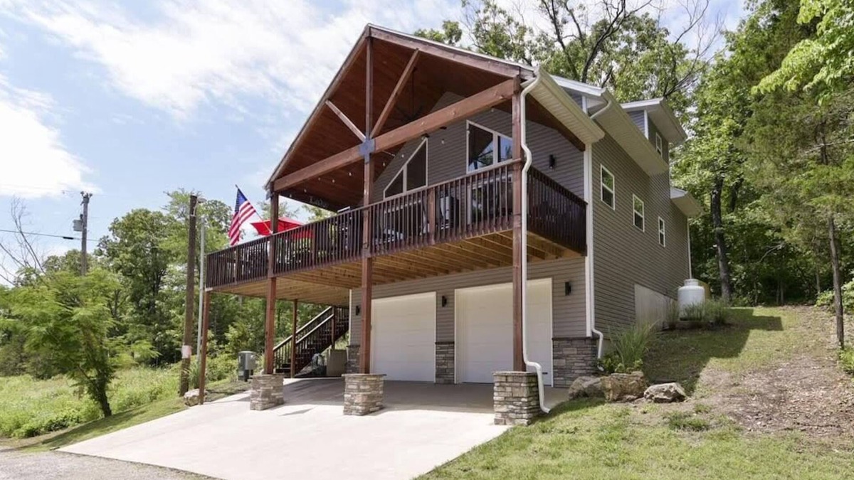 Lampe House | Lake House Retreat - Private Hot Tub!