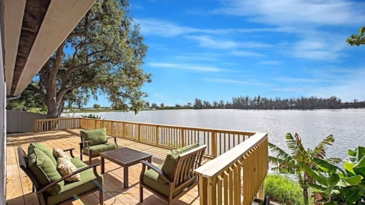 Davie House | Lake house unit 1 by PMI