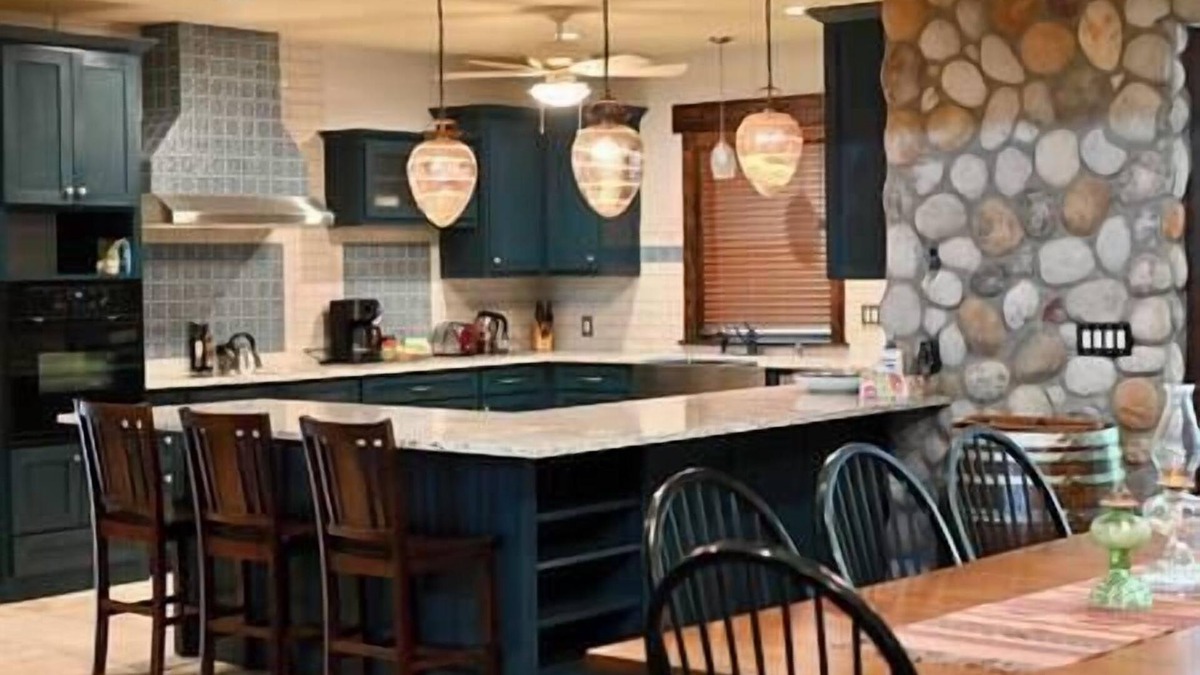 Hawkins House | Lake House Upscale Sleeps 10, Pet Friendly East Texas Pines