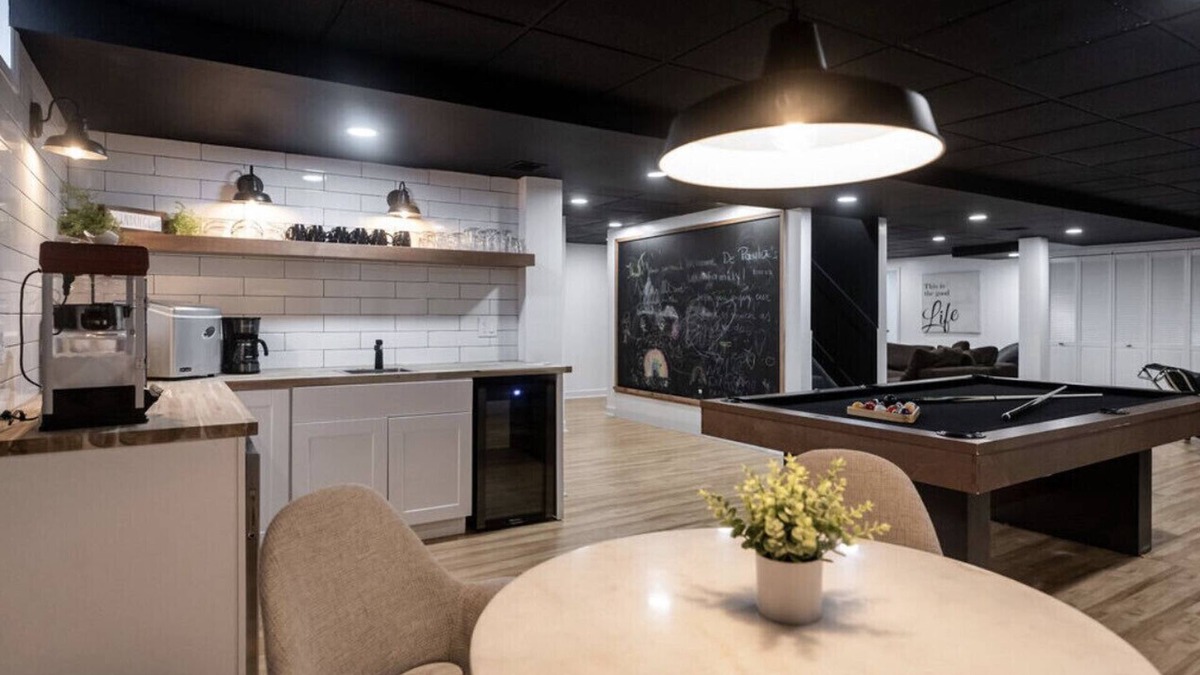 Athens House | Lake house with a game room