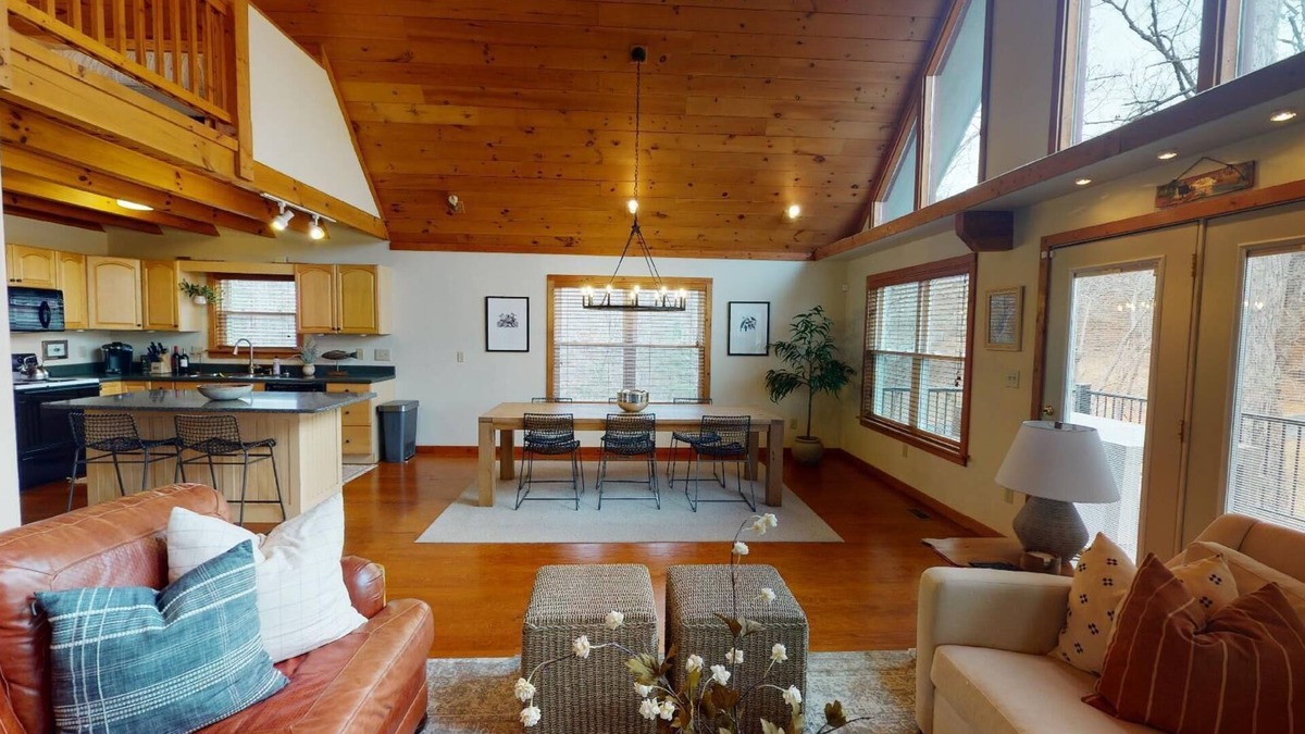 Seneca Cabin | Lake Keowee Cabin: Peaceful and Bright