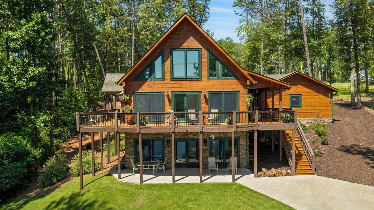 Seneca House | Lake Keowee l Waterfront Log home with dock and only 20 min to Clemson