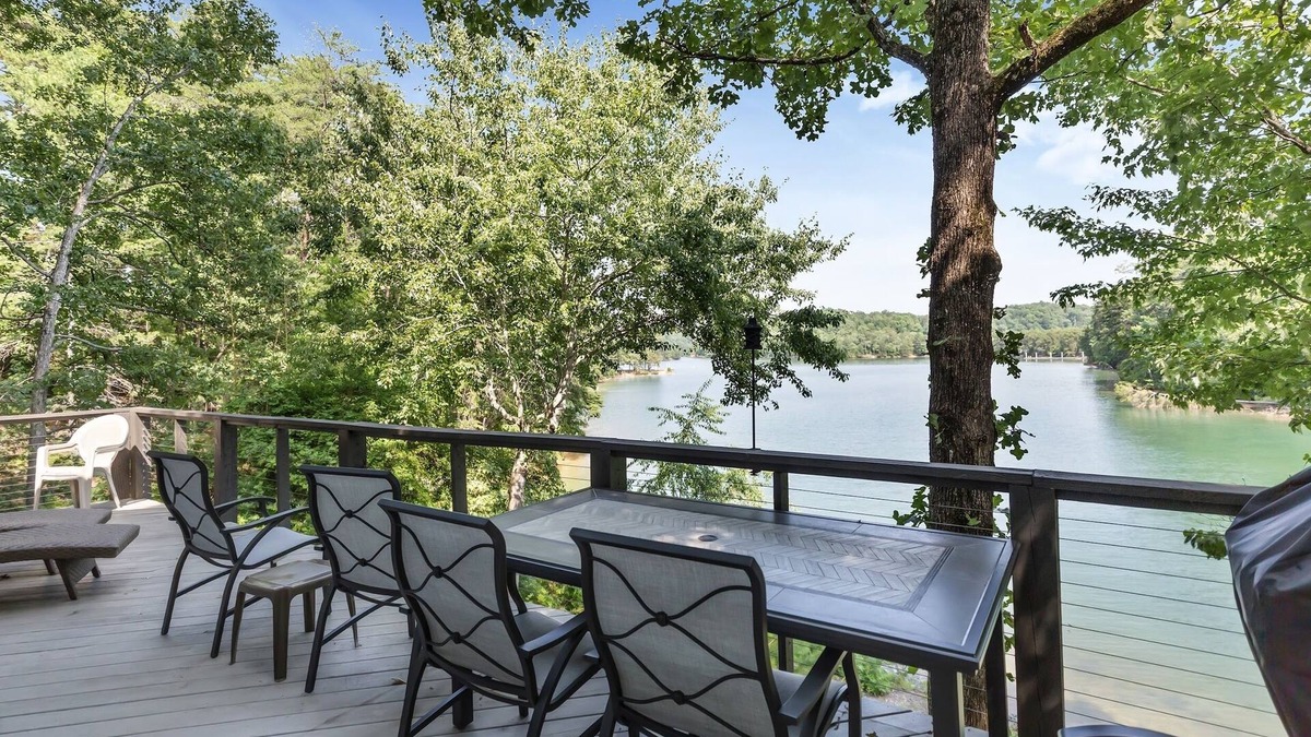 Salem House | Lake Keowee retreat for 10 with private dock!