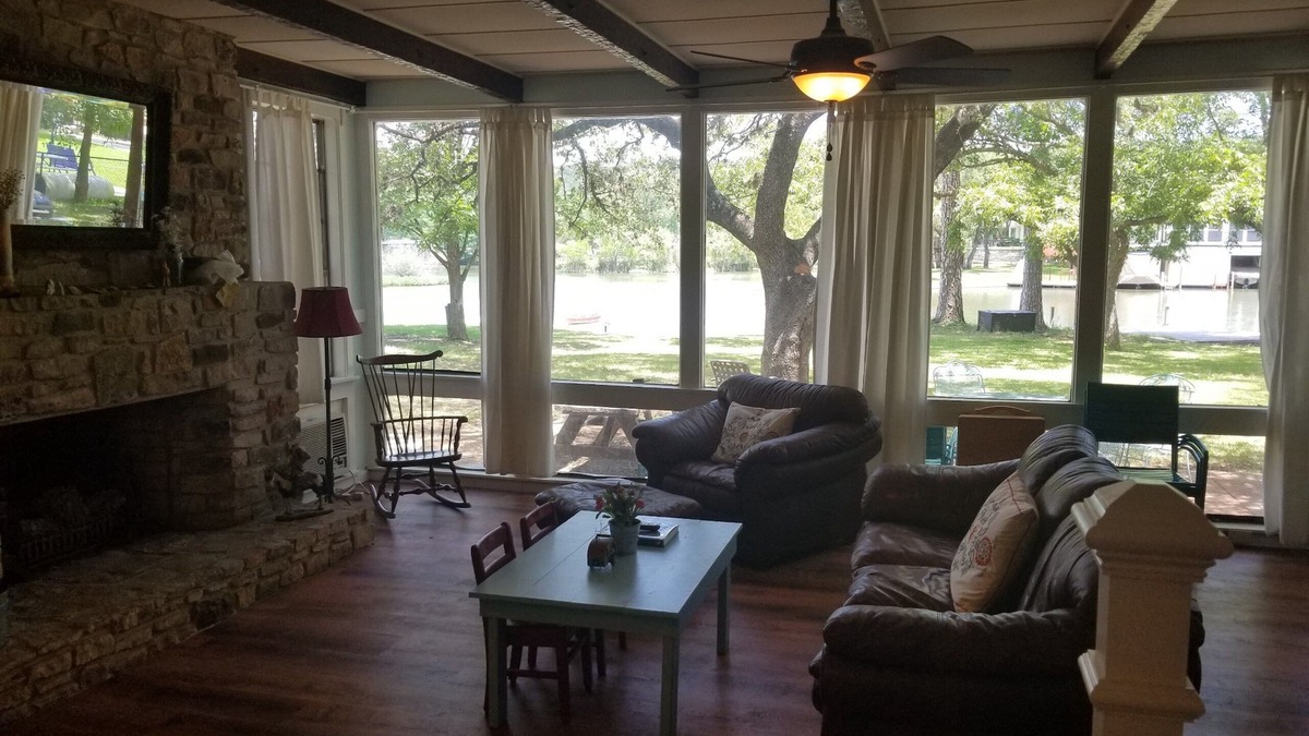Kingsland Cottage | Lake LBJ - Constant Level Waterfront on Chevy Cove - 4 king beds