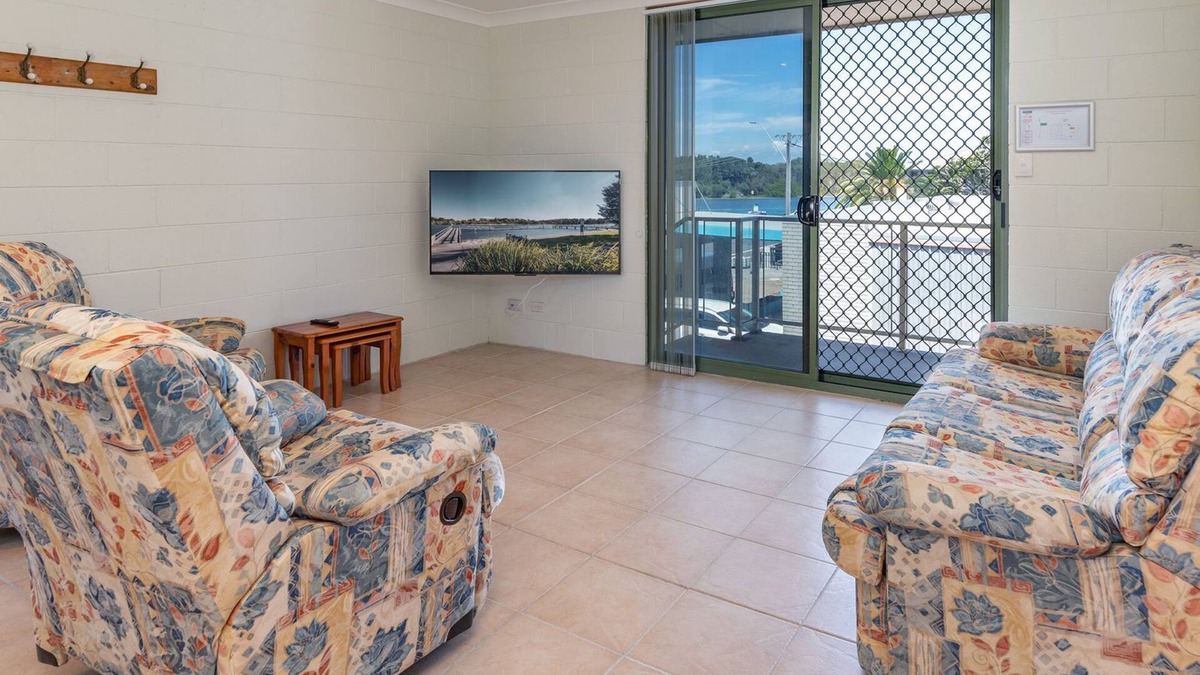 Forster Apartment | Lake Lodge 1/5 Lake St