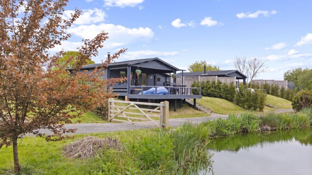 Ford Other | Lake Log Cabin - Hot Tub & Tranquil Surroundings