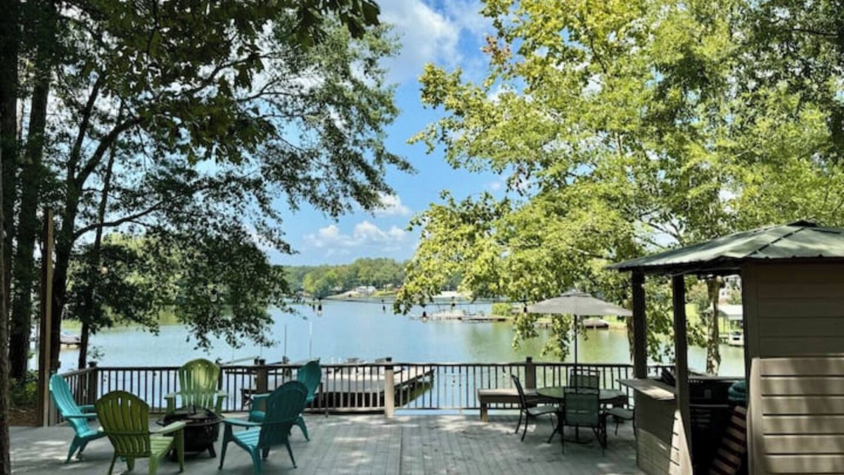 Dadeville House | Lake Martin lakehouse. Screened porch. Dock. firepit & views. 30 min to Auburn