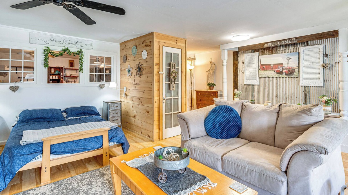 Barton Apartment | Lake & Mtn Views: Vermont Couple's Retreat!