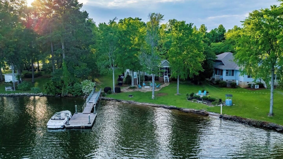 Prosperity House | Lake Murray waterfront | 4BR | Dock | Serene