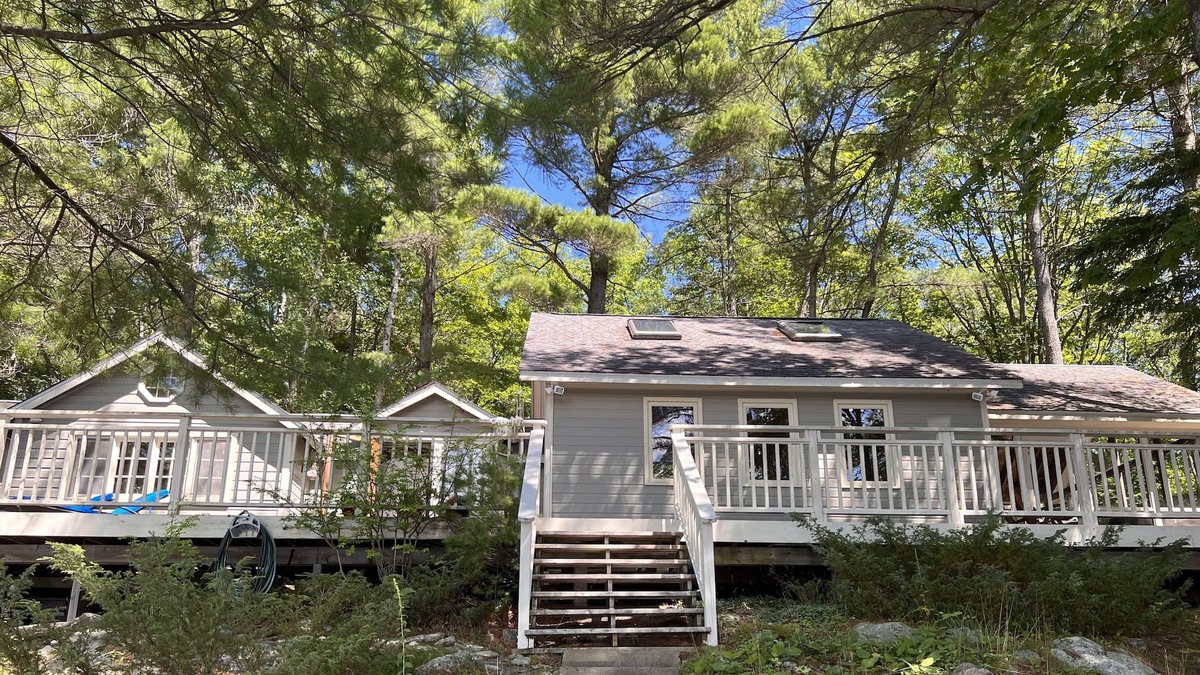 Gravenhurst Cottage | Lake Muskoka 2.5 Bedroom Island Cottage