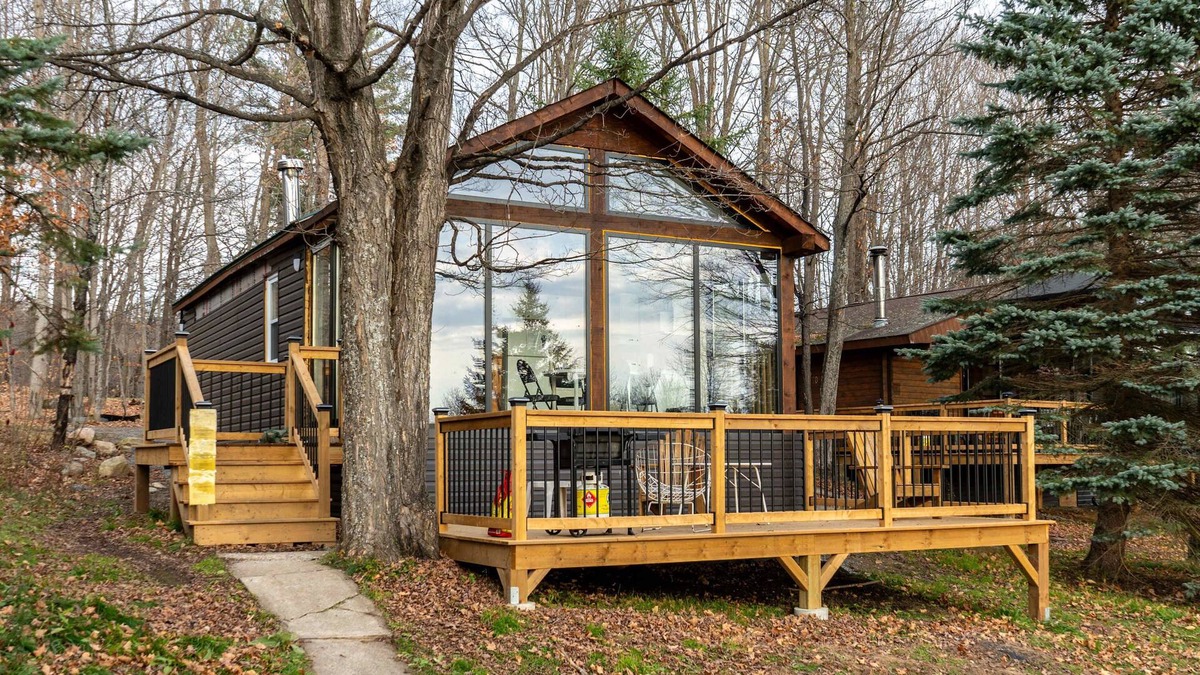 Muskoka Lakes House | Lake Muskoka 2-bedroom Cottage - Pier 100 #50