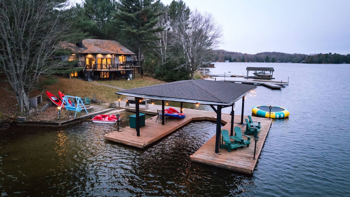 Port Carling Cottage | Lake Muskoka retreat! Sauna and Hot Tub!