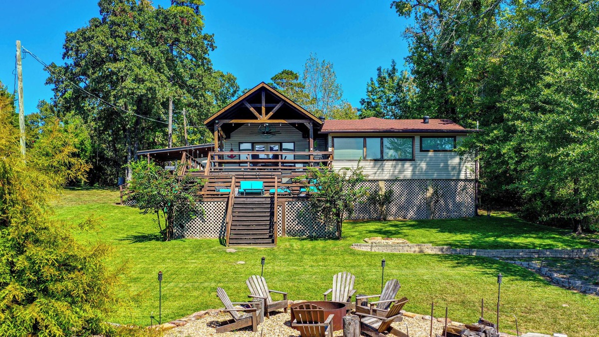Jefferson House | Lake O' the Pines Home w/Fire Pit in Jefferson!