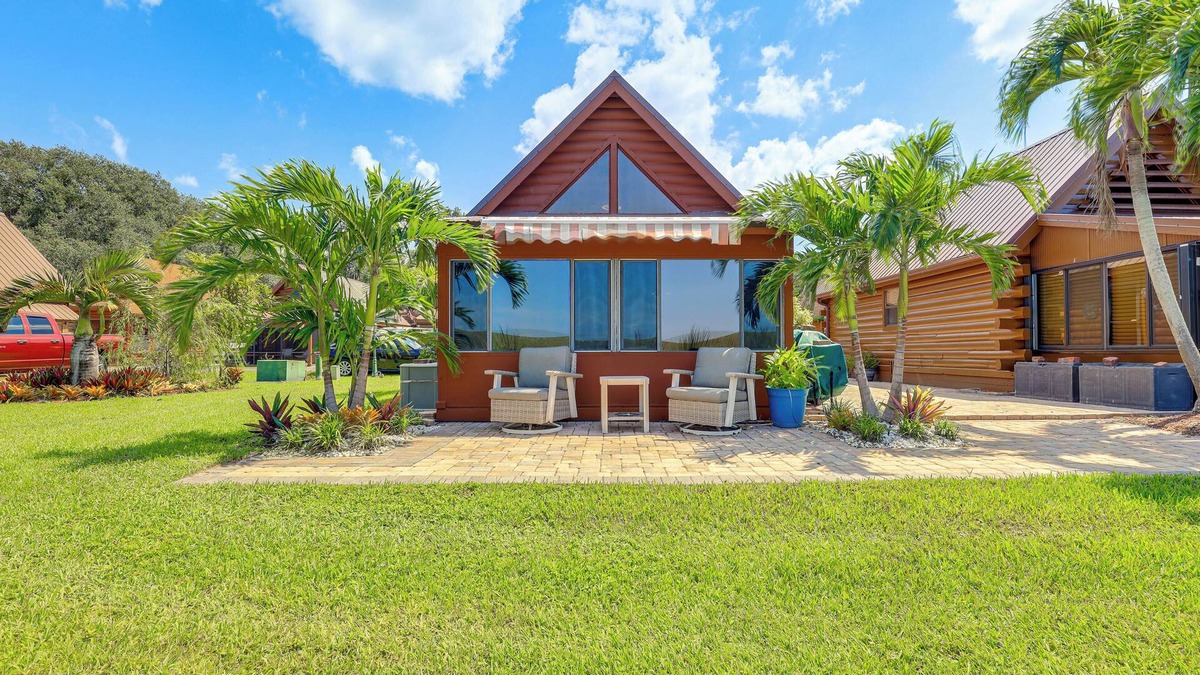 Okeechobee Cabin | Lake Okeechobee Log Cabin w/Community Pool & Dock