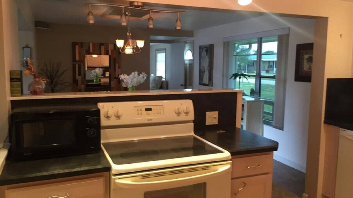 Taylor Creek House | Lake Okeechobee rental on canal with dock, boat ramp & pool