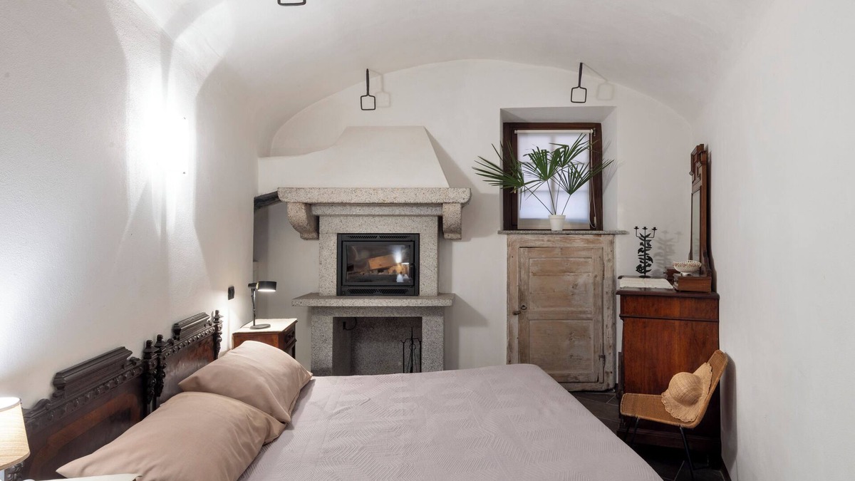 San Maurizio d'Opaglio Apartment | Lake Orta family retreat with lakefront garden
