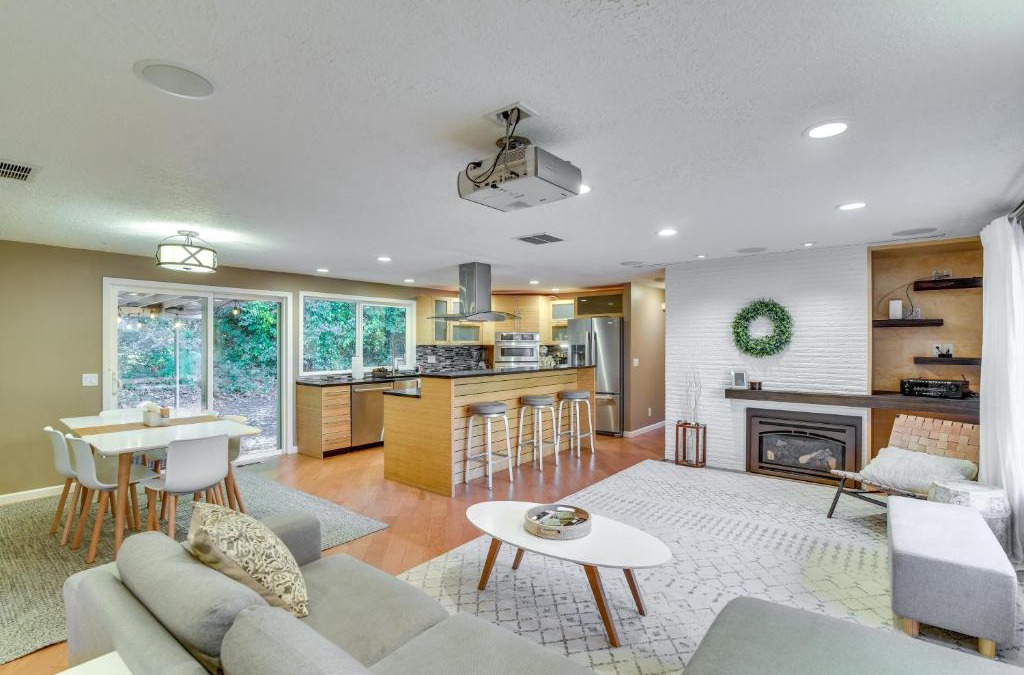 Palisades House | Lake Oswego Home with Covered Patio Near Portland!