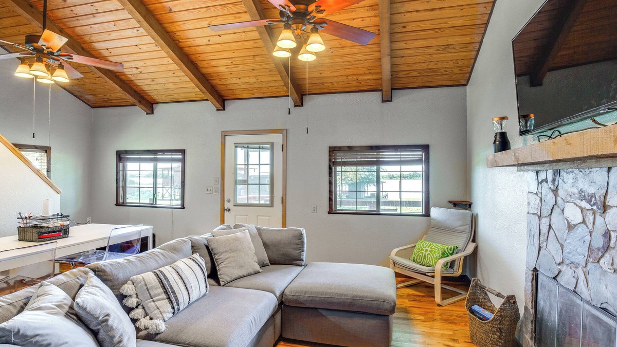 Chandler House | Lake Palestine Home w/Boat Dock & View!
