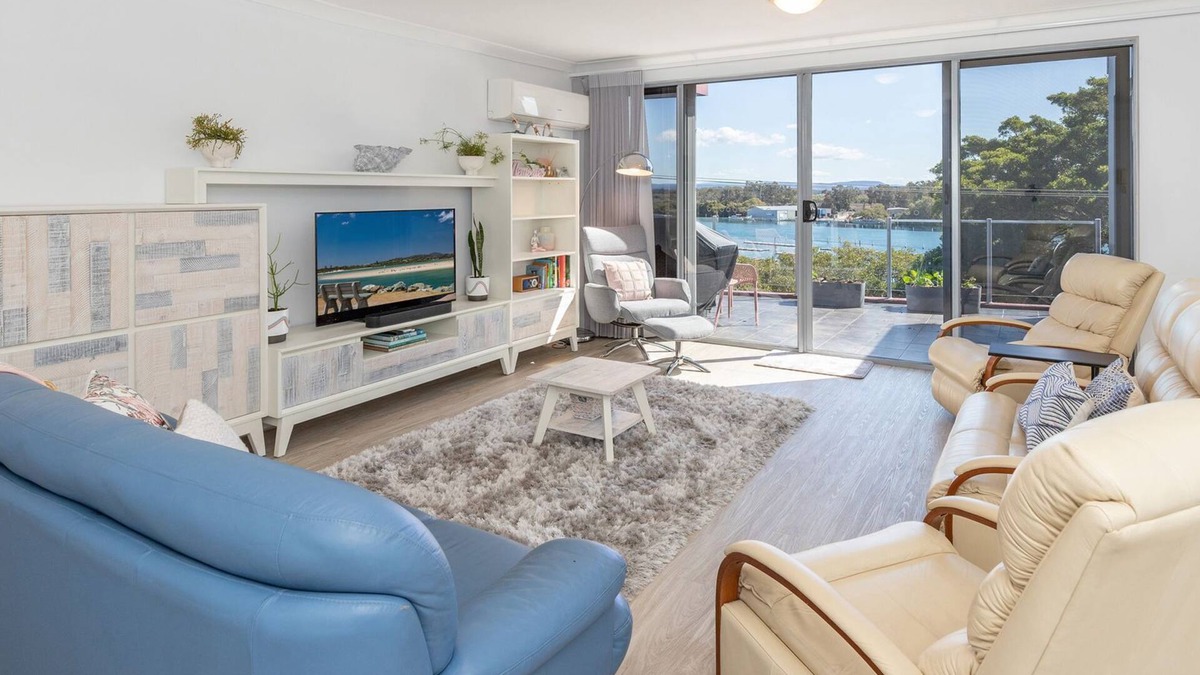Forster Apartment | Lake Reflections