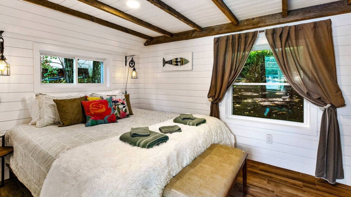 Newbury House | Lake Retreat | Dock | 3 Cottages | Firepit