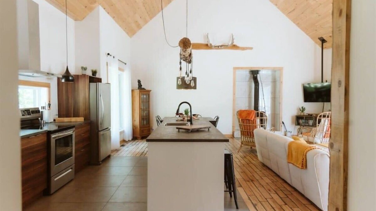 Saint Come Ski Chalet | Lake Retreat w/Spa & Ski Adventures