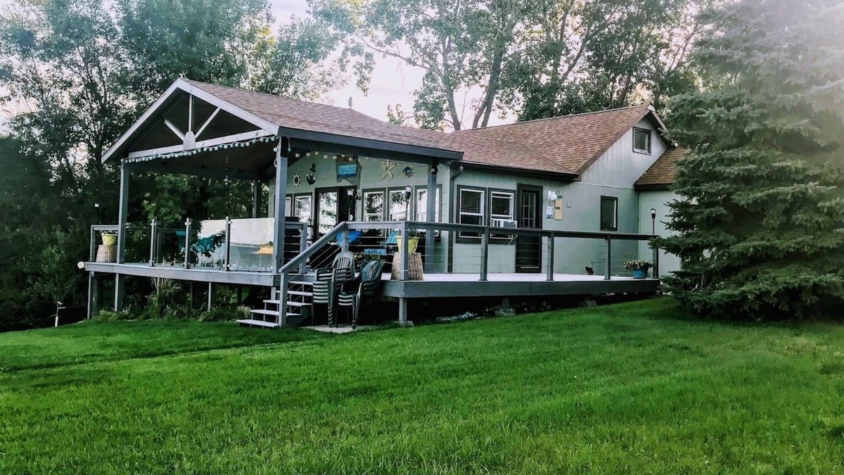 McLean County Cabin | Lake Sakakawea Lakefront ; Luxury Spacious 4-Bedroom Cabin