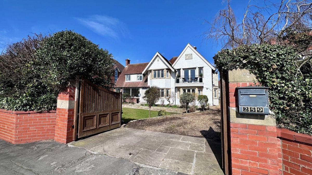 Lytham St. Anne's House | Lake & Sea view 20 metres away from beautiful promenade walk