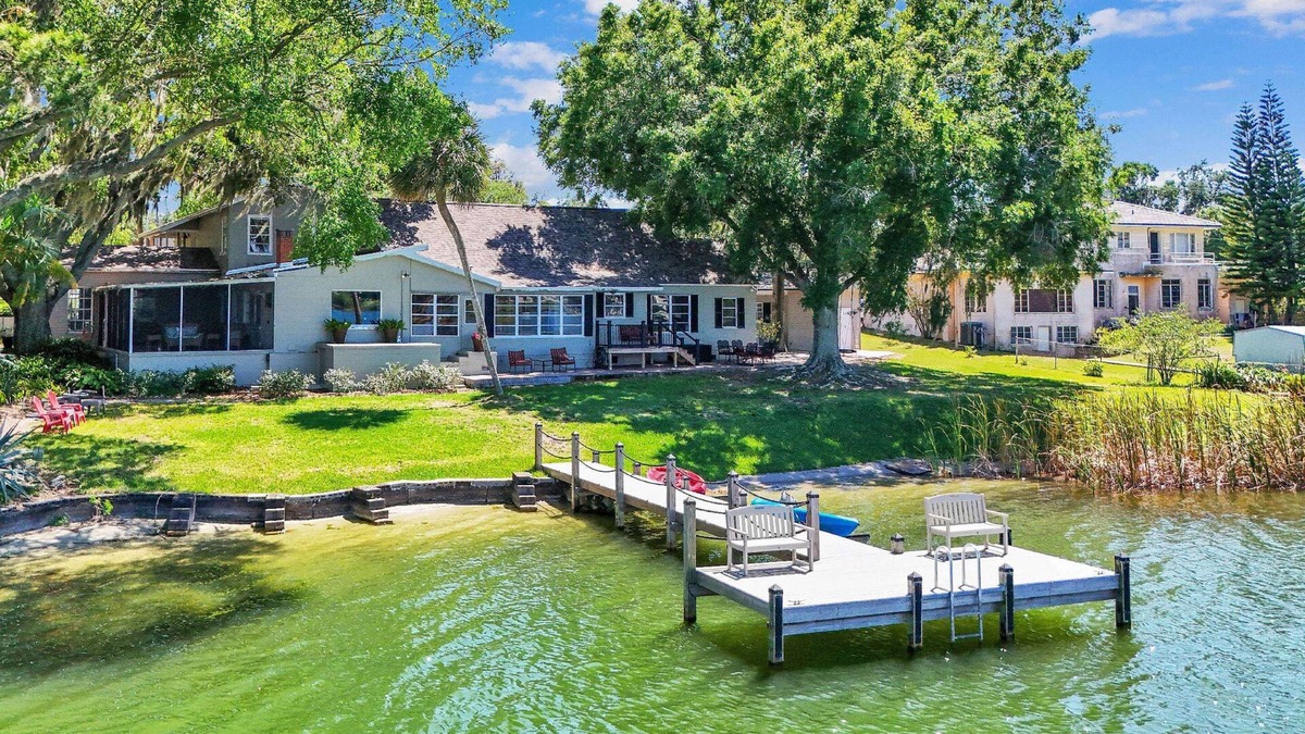 Winter Haven House | Lake Silver Retreat – Waterfront Pet Friendly Home w/Dock, Kayaks & Legoland-Themed Room!