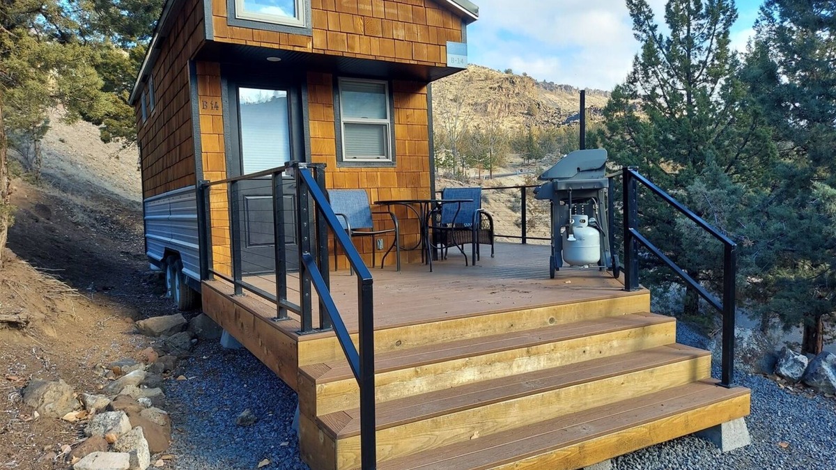 Madras House | Lake Simtustus Resort Juniper Hill Tiny Home #14 - Hot Tub