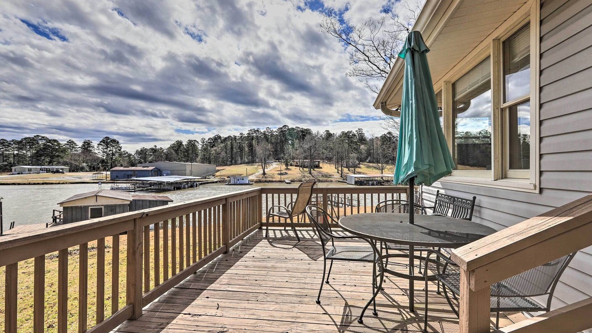 Milledgeville House | Lake Sinclair Cottage with Deck & Boat Dock!