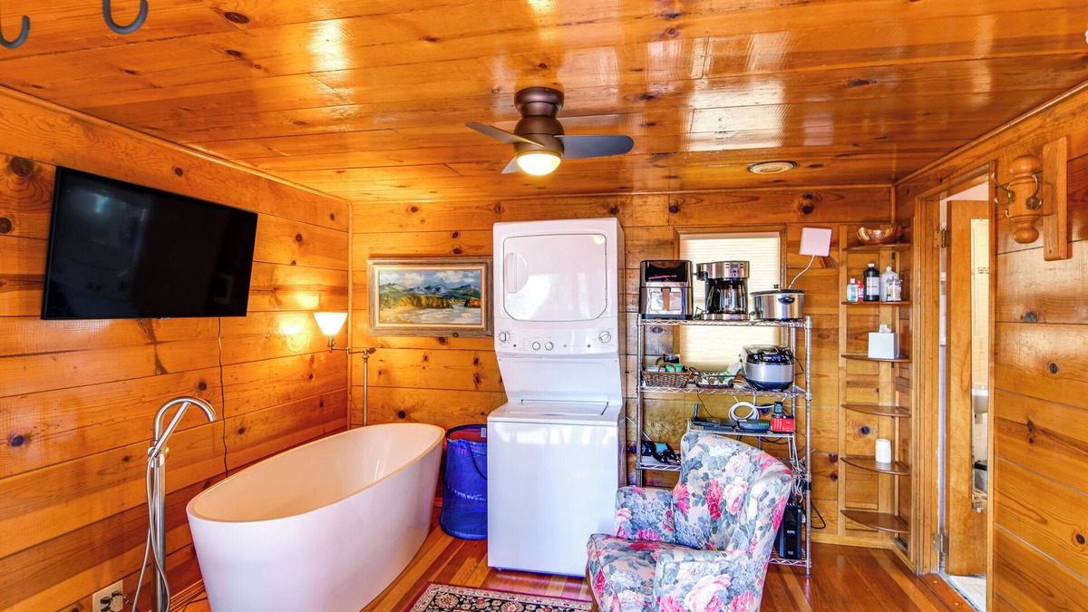 Lincoln Park Apartment | Lake Tahoe Cabin: Close to Boating & Skiing!