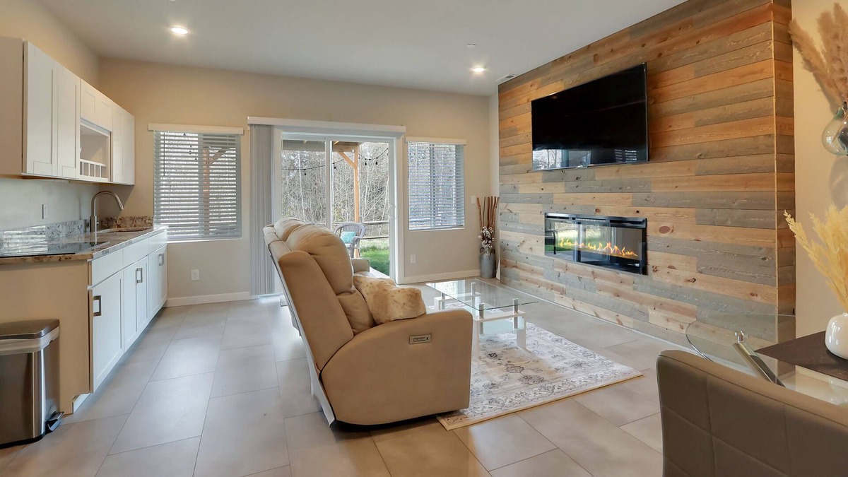 Bonney Lake Apartment | Lake Tapps Luxury Private Oasis