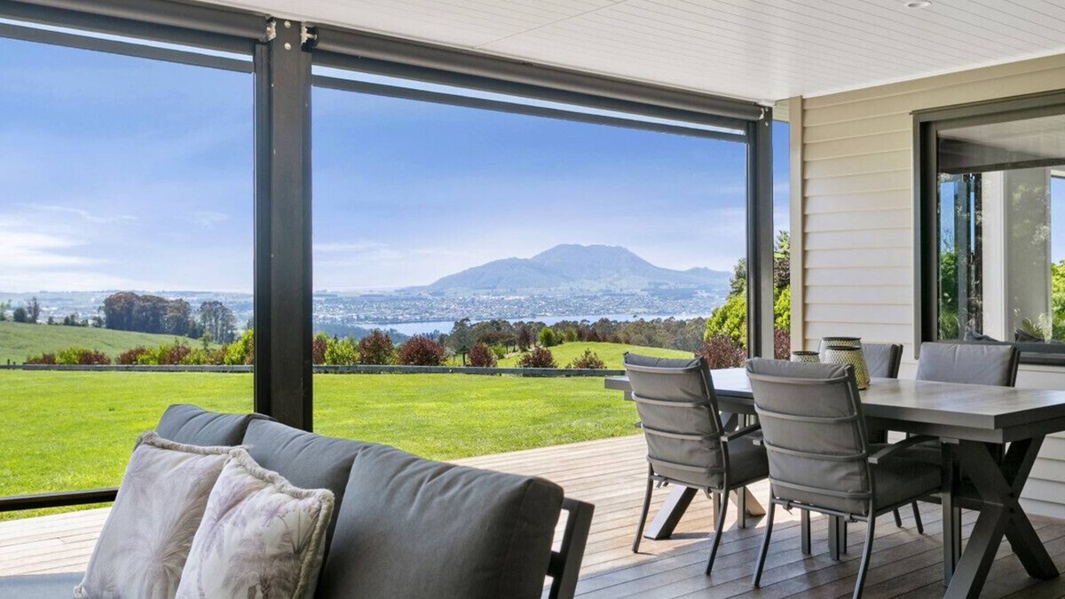Acacia Bay House | Lake Taupō Luxury Views for Families and Groups