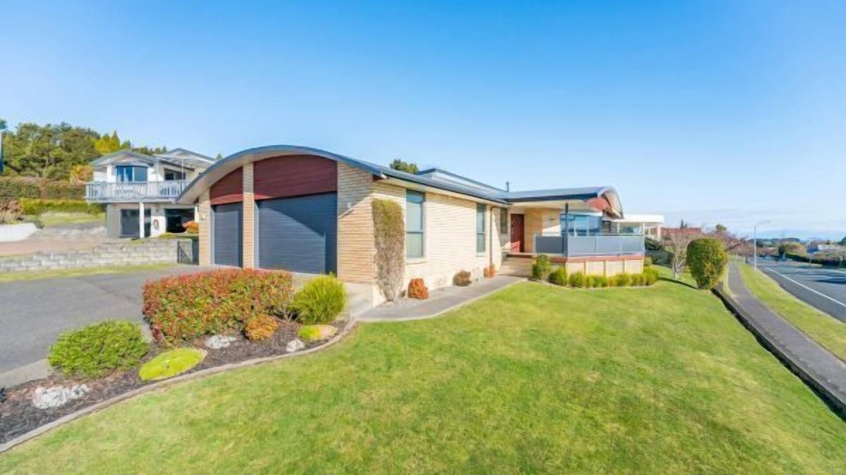 Waipahihi House | Lake Taupo Outlook
