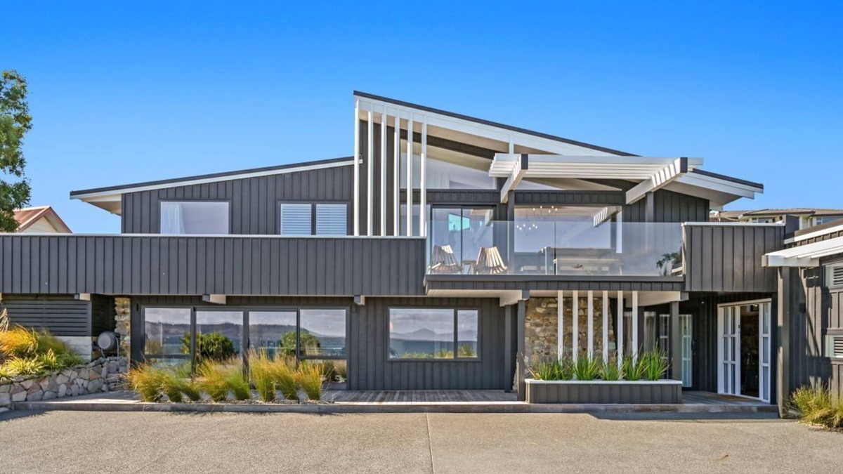 Waipahihi House | Lake Terrace Lodge Premium Home