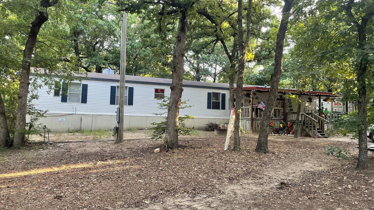 Kingston House | Lake Texaoma 3-bedroom house two bath only a mile from the beach or boat ramps.