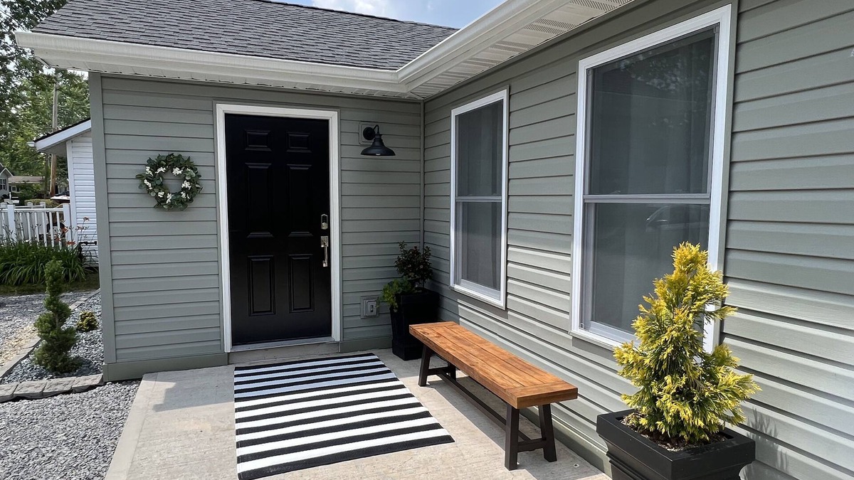 Craig Beach Cottage | Lake Time Cottage Lake Milton OH: Wifi, Smart TVs, gas fire pit, lake toys,