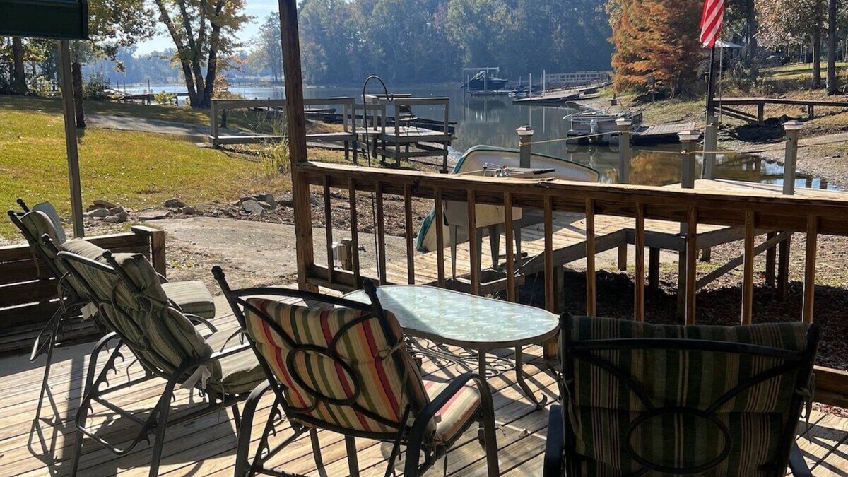Prosperity House | Lake Time - Dock, Boat Ramp, Wi-Fi, Screened Porch, Kayaks, Dogs, Foosball