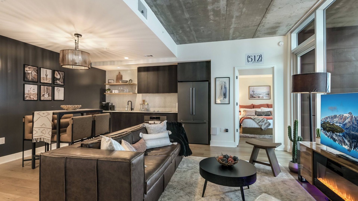 East Cesar Chavez Condo | Lake View 23rd Fl Luxury Condo with Private Balcony & Rooftop Pool