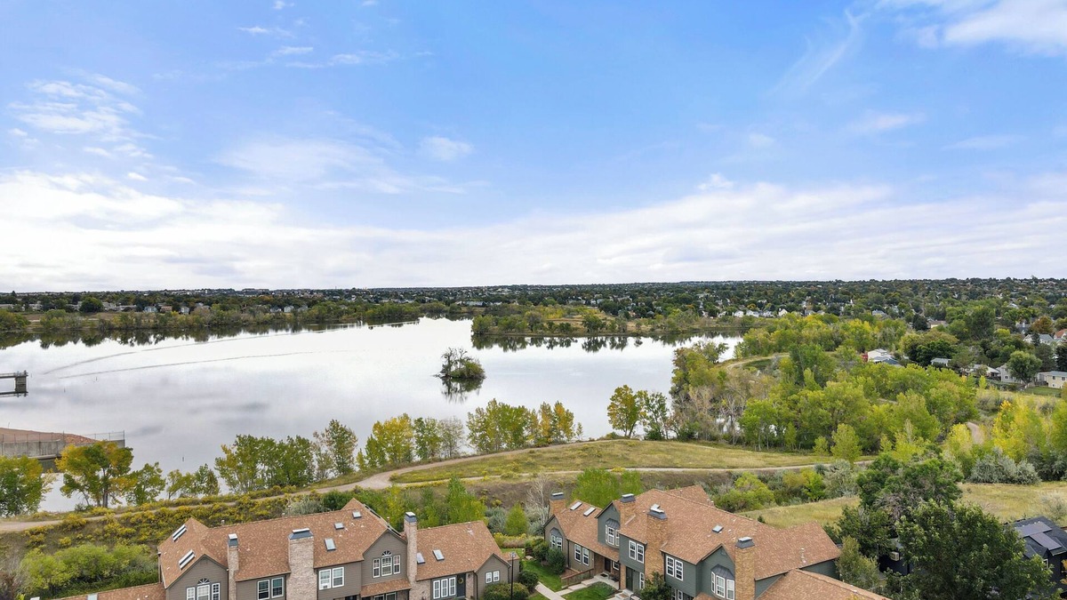 Prides Crossing House | LAKE VIEW 3-Bedroom/3-Bathroom Cozy townhome in Aurora, Family & Pet Friendly!