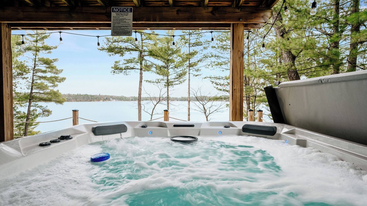 Kalkaska House | Lake View & Access/Hot Tub/5000 Arcade Games/Pool Table/Pontoon for Rent
