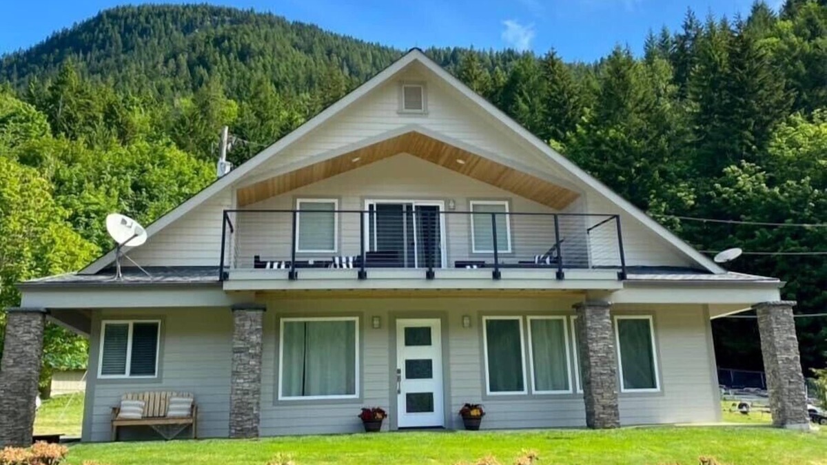 Maple Grove House | Lake View and Access, Close to National Parks