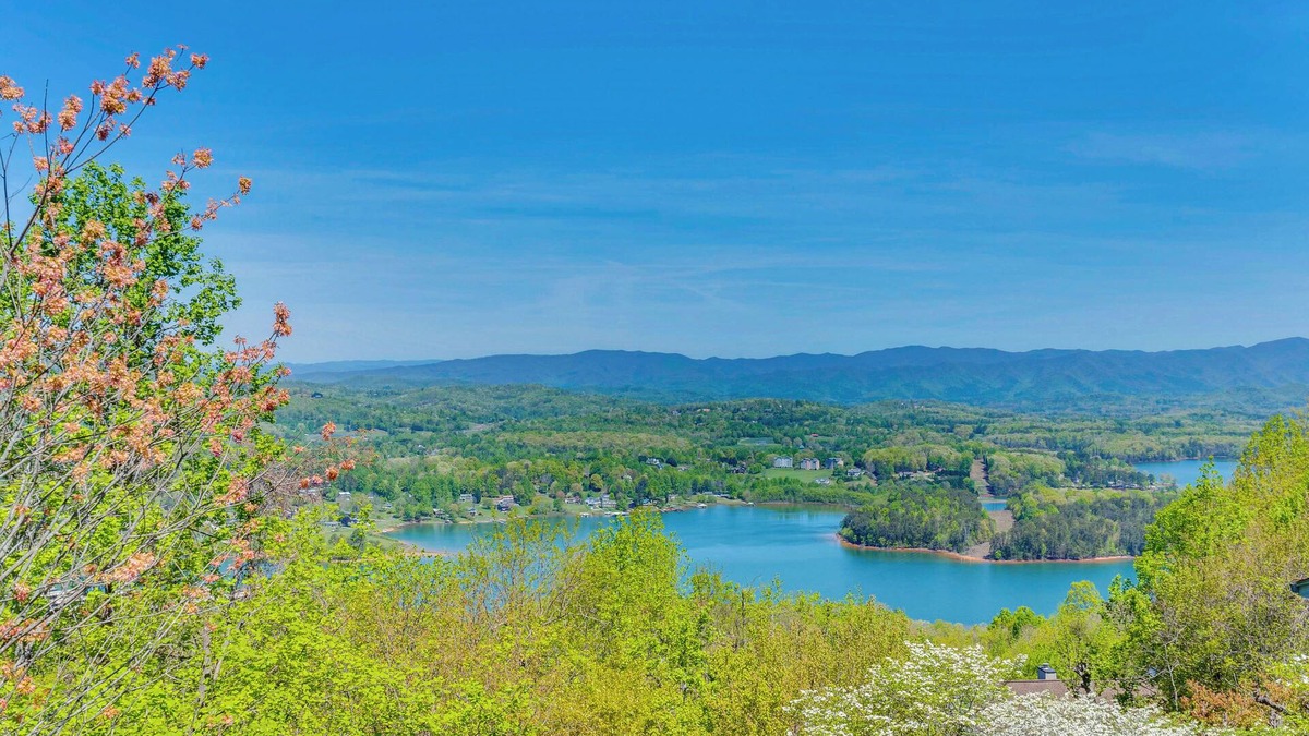 Hiawassee Condo | Lake-View Condo with Covered Deck in Hiawassee!