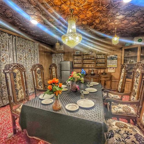 Dal Lake Hotel | Lake view group of houseboats